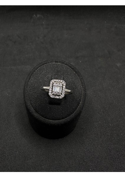 Tek Kollu Küçük Taşlı Kenarları Taşsız Baget Ithal Kadın Gümüş Yüzük