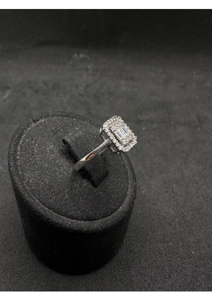 Tek Kollu Küçük Taşlı Kenarları Taşsız Baget Ithal Kadın Gümüş Yüzük modelleri