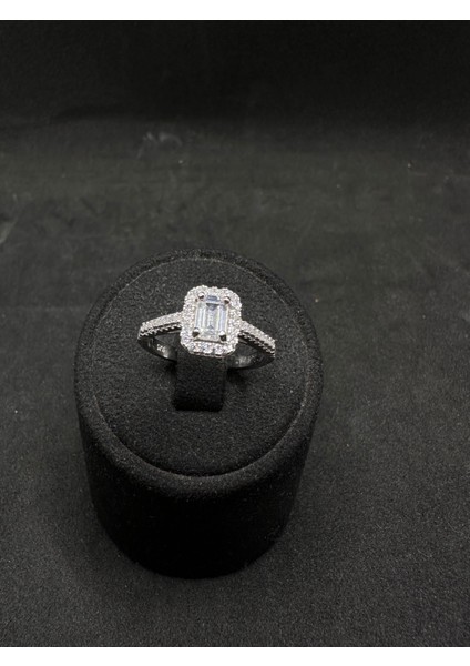 Kenarları Taşlı Tek Bagetli Ithal Kadın Gümüş Yüzük