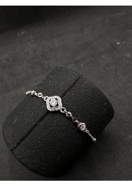 Ortası Taşlı Yonca Model Ithal Kadın Gümüş Bileklik