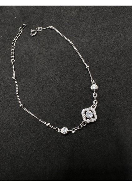 Ortası Taşlı Yonca Model Ithal Kadın Gümüş Bileklik modelleri