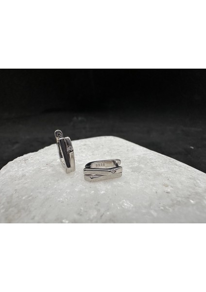 Tek Minik Taşlı Asimetrik Ithal Kadın Gümüş Küpe