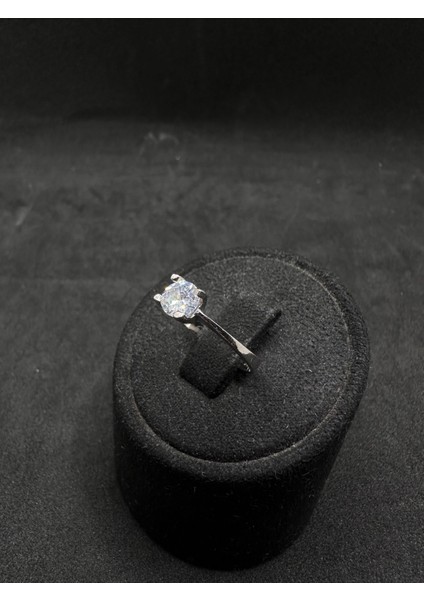 Dört Tırnaklı V Kesim Tektaş Ithal Kadın Gümüş Yüzük fiyatları