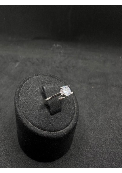 Dört Tırnaklı V Kesim Tektaş Ithal Kadın Gümüş Yüzük modelleri