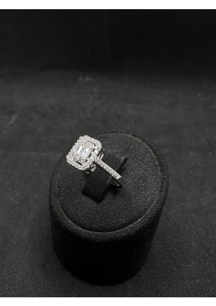 Kenarları Taşlı Tek Kollu Baget Kadın Gümüş Yüzük modelleri