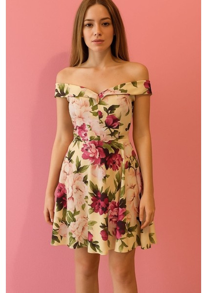 Çiçek Desenli Kayık Yaka Şık Elbise