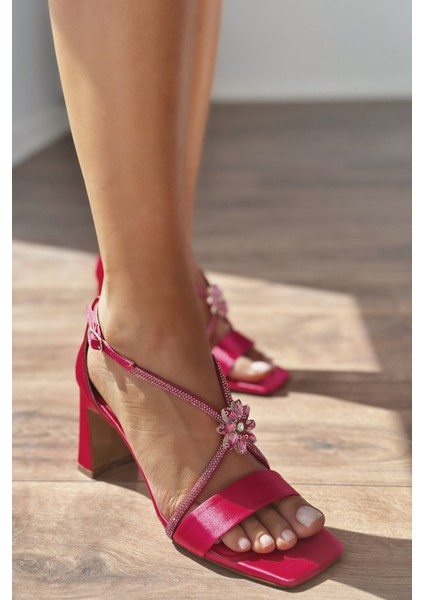 Jarend Saten Taş Detaylı Topuklu Ayakkabı Fuşya