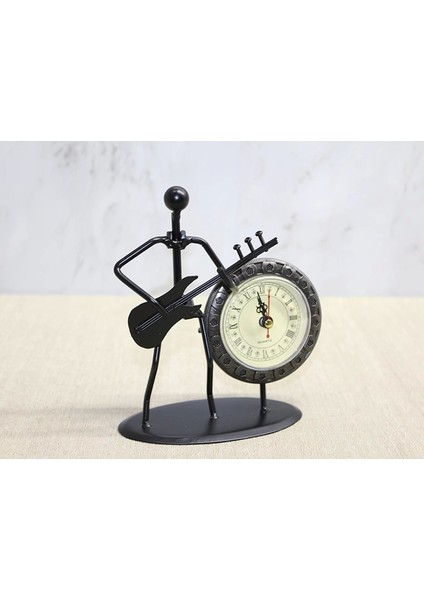 Metal Saatli Gitar Çalan Müzisyen