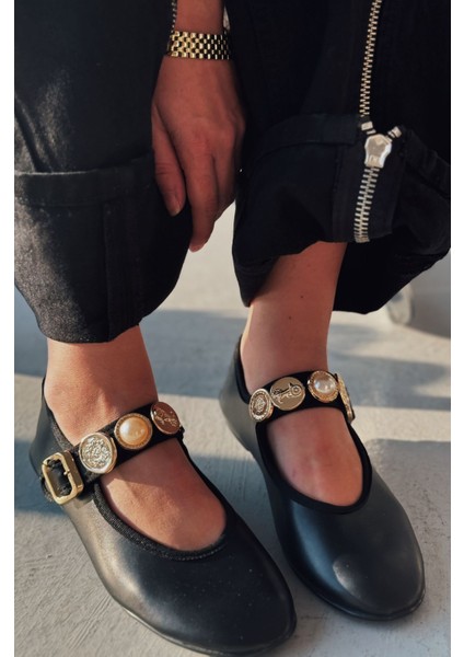 Brosta Mat Deri Toka Detaylı Siyah Kadın Babet