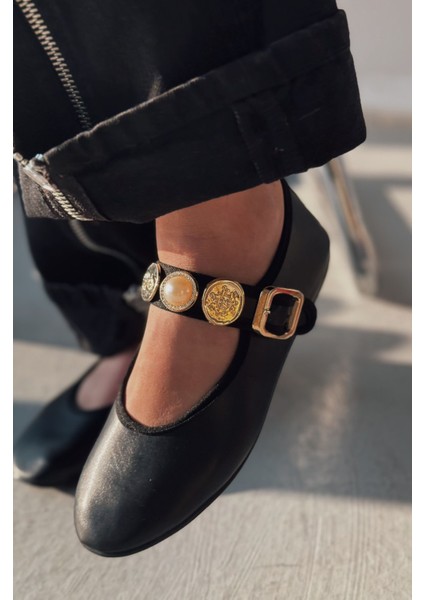 Brosta Mat Deri Toka Detaylı Siyah Kadın Babet fırsatları