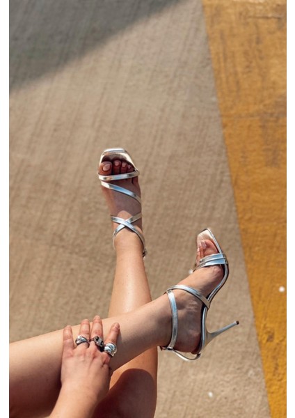 Goldexa Parlak Deri Gümüş Çapraz Bant Detaylı Topuklu Ayakkabı fiyatları