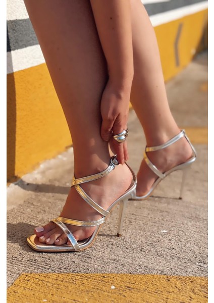 Goldexa Parlak Deri Gümüş Çapraz Bant Detaylı Topuklu Ayakkabı fırsatları