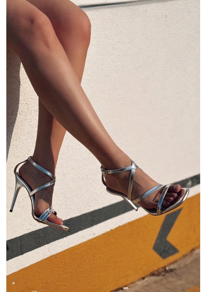 Goldexa Parlak Deri Gümüş Çapraz Bant Detaylı Topuklu Ayakkabı indirimleri