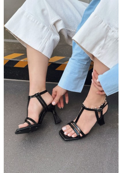 Ellanxa Parlak Deri Siyah Bant Detaylı Topuklu Ayakkabı modelleri