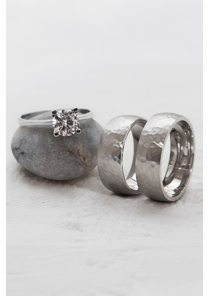 Rodyumlu Ortası Desenli Çift Gümüş Alyans (Tektaş Hediyeli)