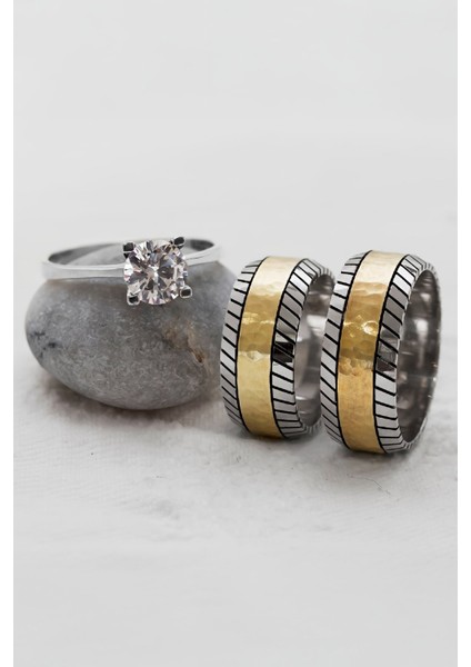 Ortası Altın Renk Karartma Motifli Çift Gümüş Alyans (Tektaş Hediyeli)