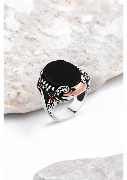 Onix Taşlı Kenarları Kılıçlı Gümüş Erkek Yüzük
