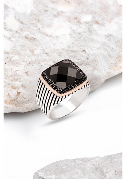 Gümüş Fasetli Siyah Zirkon Taşlı Süslemeli Çizgili Kasa Erkek Yüzük