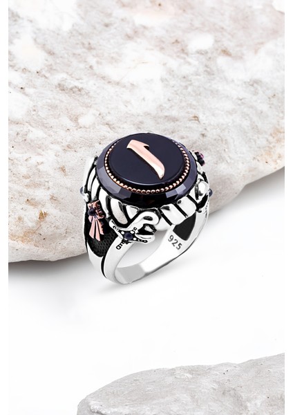 Ortası Onix Taşlı Üzeri Elif Kenarı Çember Taşlı Gümüş Erkek Yüzük