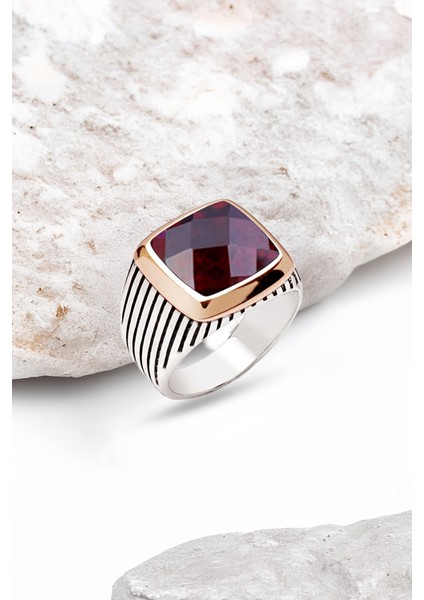 Gümüş Fasetli Garnet Taşlı Çizgili Kasalı Erkek Yüzük
