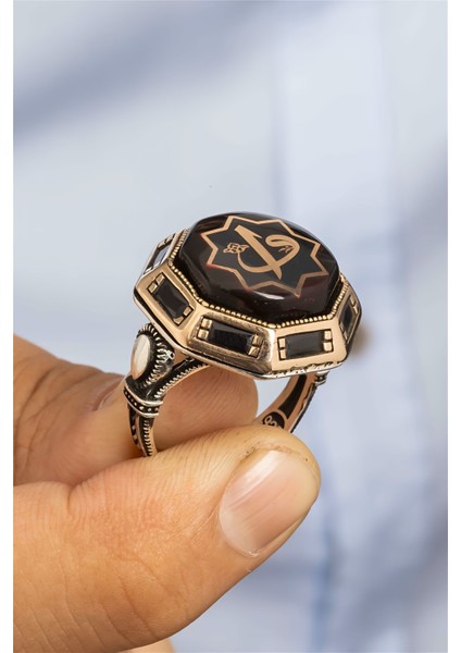 Özel Koleksiyon Kırmızı Taşlı Vav Elif Yazılı İşlemeli Gümüş Erkek Yüzük