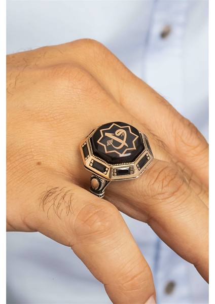 Özel Koleksiyon Kırmızı Taşlı Vav Elif Yazılı İşlemeli Gümüş Erkek Yüzük fiyatları