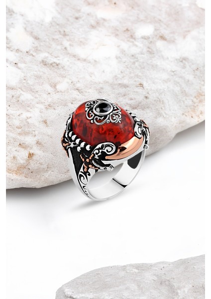 Kapşonlu Sentetik Kehribar Ortası Zirkon Taşlı Kenarı Kılıçlı Gümüş Erkek Yüzük