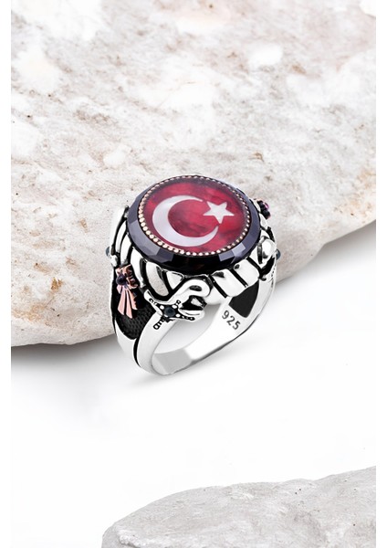 Ortası Mineli Türk Bayrağı Kenarı Çember Taşlı Gümüş Erkek Yüzük