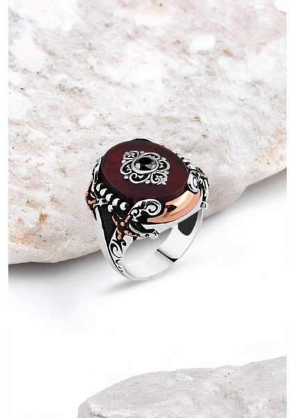 Sentetik Kehribar Taşlı Ortası Zirkon Taşlı Motifli Kenarları Kılıçlı Gümüş Erkek Yüzük