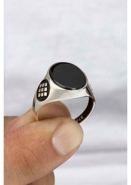 Oniks Taşlı Karo Desenli Gümüş Erkek Yüzük