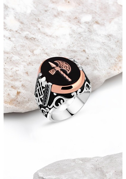 Onix Taş Üzeri Balta Kenarları Minik Siyah Zirkon Taşlı Gümüş Erkek Yüzük