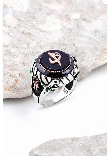 Ortası Onix Taş Üzeri Elif-Vav Kenarı Çember Taşlı Gümüş Erkek Yüzük