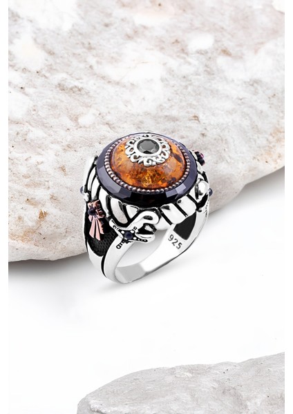 Ortası Sentetik Kehribar Taşlı Motifli Gümüş Erkek Yüzük