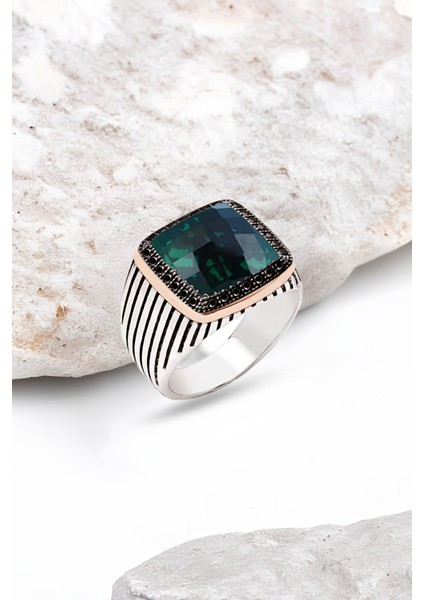 Gümüş Fasetli Yeşil Zirkon Taşlı Süslemeli Çizgili Kasa Erkek Yüzük