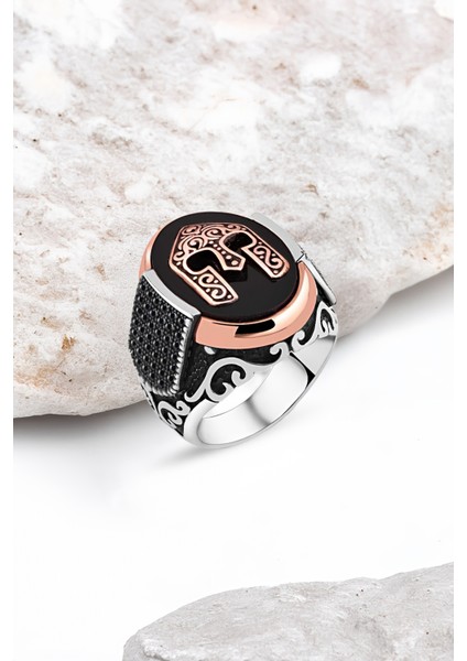 Onix Taş Üzeri Miğfer Kenarı Minik Siyah Zirkon Taşlı Gümüş Erkek Yüzük