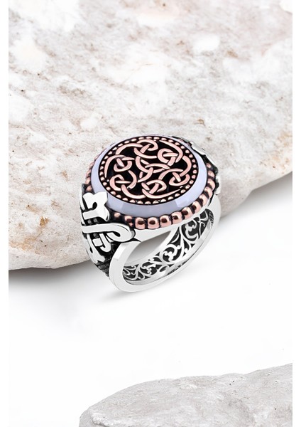 Üzeri Motifli Kenarı Çember Taşlı Gümüş Erkek Yüzük