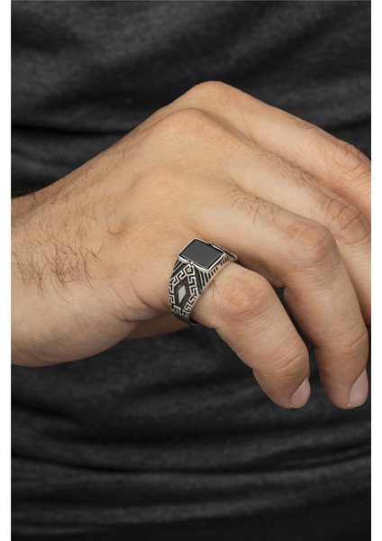 Kare Oniks Taşlı Grek Desenli Gümüş Serçe Parmak Erkek Yüzük fiyatları