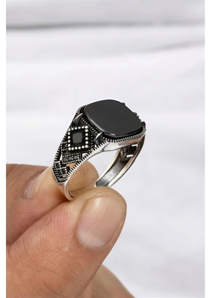 Oniks Ve Zirkon Süslemeli Gümüş Serçe Parmak Erkek Yüzük