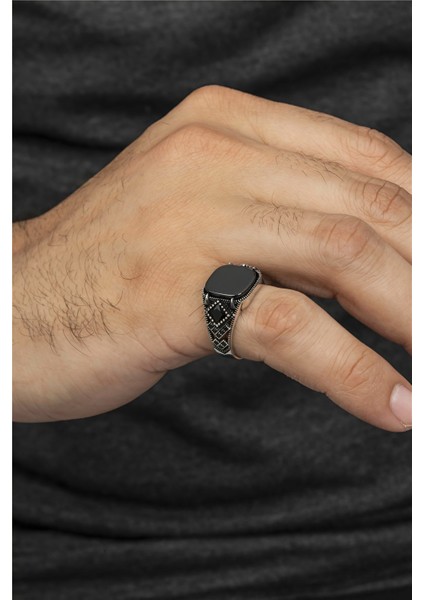 Oniks Ve Zirkon Süslemeli Gümüş Serçe Parmak Erkek Yüzük fiyatları