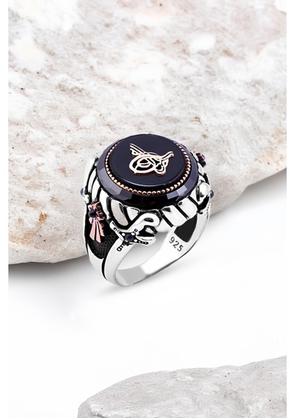 Ortası Onix Taşlı Üzeri Tuğra Kenarı Çember Taşlı Gümüş Erkek Yüzük