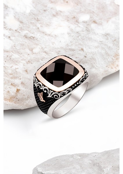 Gümüş Fasetli Siyah Zirkon Taşlı Yanları Tuğralı Erkek Yüzük