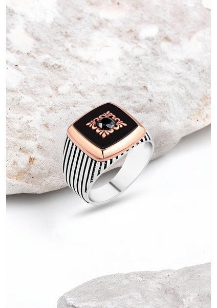 Onix Taş Üzeri Ortası Zirkon Taşlı Motifli Gümüş Erkek Yüzük