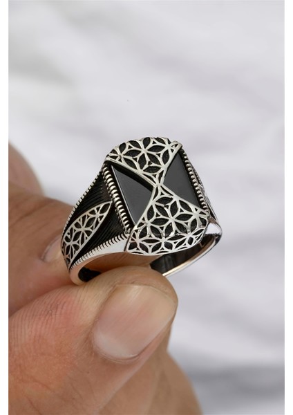 Modern Hatlı Oniks Taş Üzeri İşlemeli Gümüş Erkek Yüzük