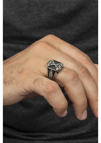 Modern Hatlı Oniks Taş Üzeri İşlemeli Gümüş Erkek Yüzük fiyatları