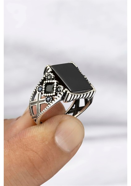 Yanı Zirkon Süslemeli Oniks Taşlı Gümüş Erkek Yüzük