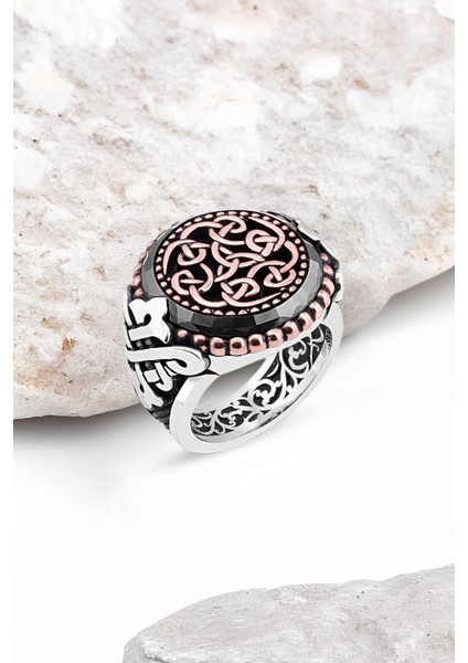 Üzeri Motifli Kenarı Çember Taşlı Gümüş Erkek Yüzük