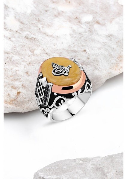 Sentetik Kehribar Üzeri Tuğra Kenarı Siyah Zirkon Taşlı Gümüş Erkek Yüzük