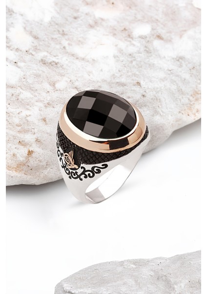 ​Gümüş Fasetli Siyah Zirkon Taşlı Kenarları Osmanlı Tuğralı Erkek Yüzük