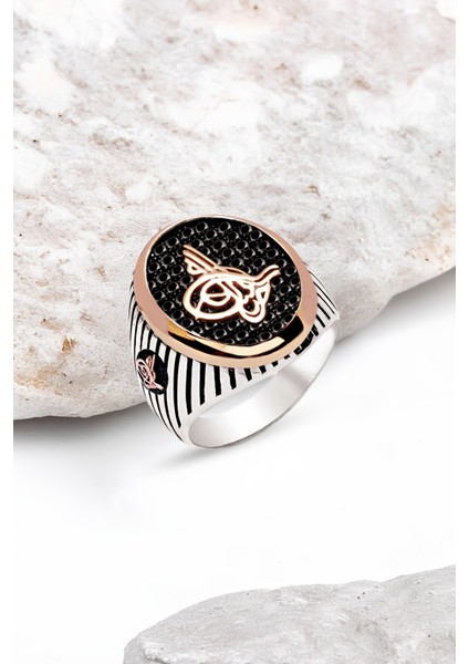 Gümüş Siyah Zirkon Taş Üzeri Tuğralı Çizgili Kasa Erkek Yüzük