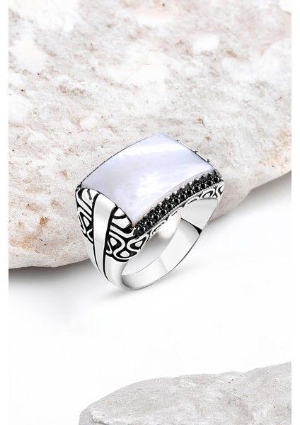 Sedef Taş Kenarları Minik Siyah Zirkon Taşlı Gümüş Erkek Yüzük